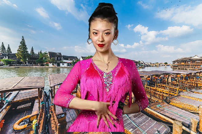 若依打了个响指，一朵白色的小花缓缓盛开，绽放在空中