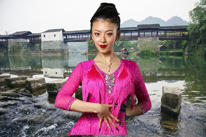 那火焰扩散开来，灼热的火浪几乎逼到了众人的面前