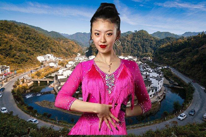 玉老虎被打的轰在了地上，嵌在其中，上面还在冒着黑烟