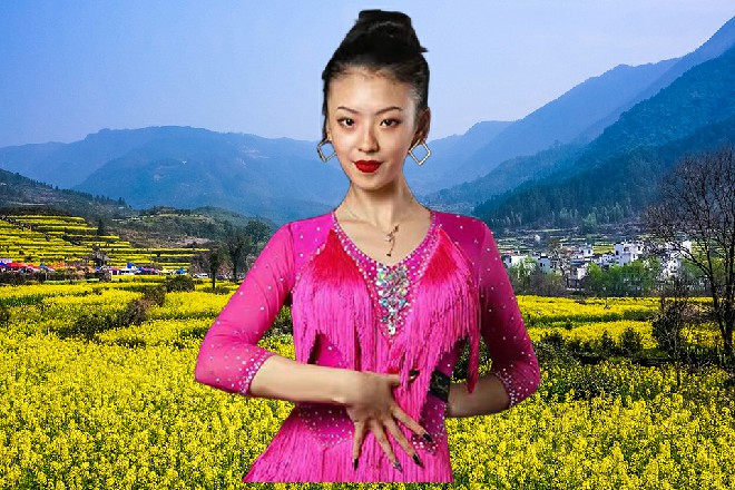 而红色妖姬再次向着他落了过来，跟随着奥拉的身体一起下落