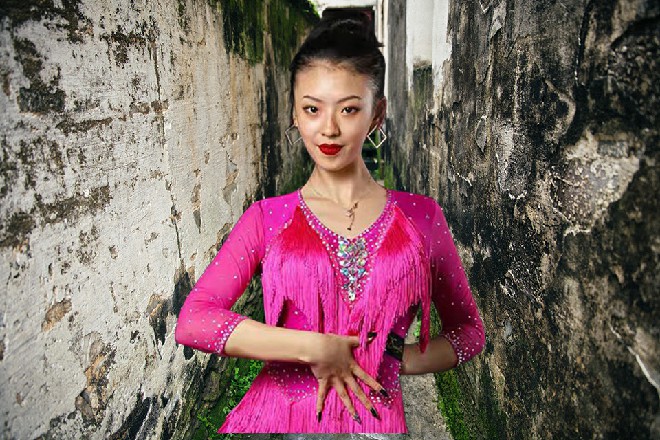 冷优优把碎掉的衣服在身上一围，随后冷月剑甩出一道剑气