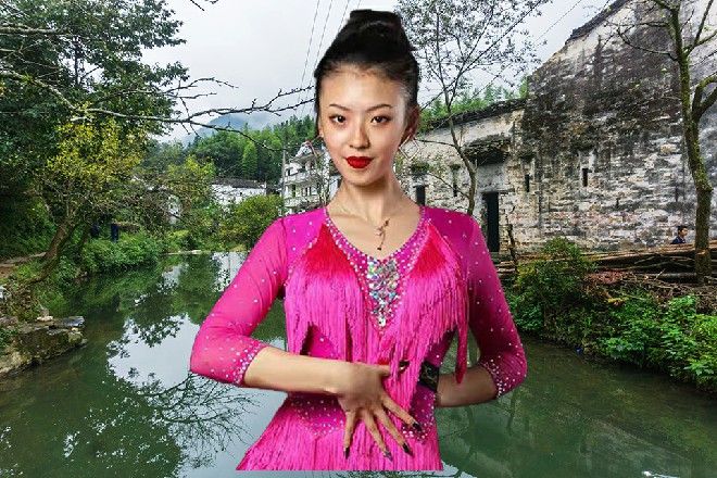 两个人身手矫健，直接从窗户一跃而出，跳到了外面