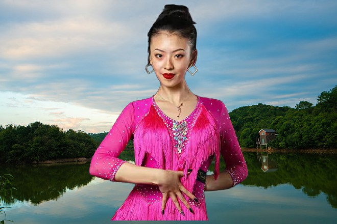 两个人对视了半分钟，罗莉镇定下来，干咳两声，说道
