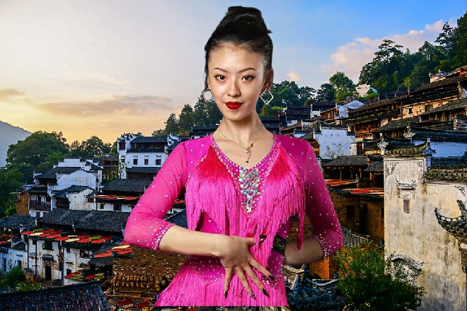 伊轩拿出纸巾，先给容小薰擦干净嘴巴，这才擦自己的