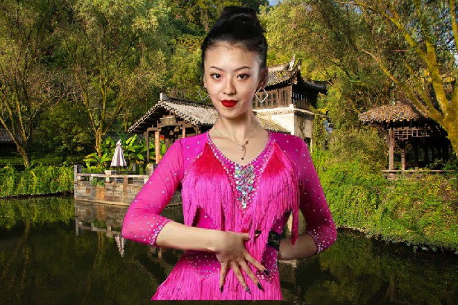 金龙撞在了金佛上面，直接化成了强烈的气劲，四下冲击