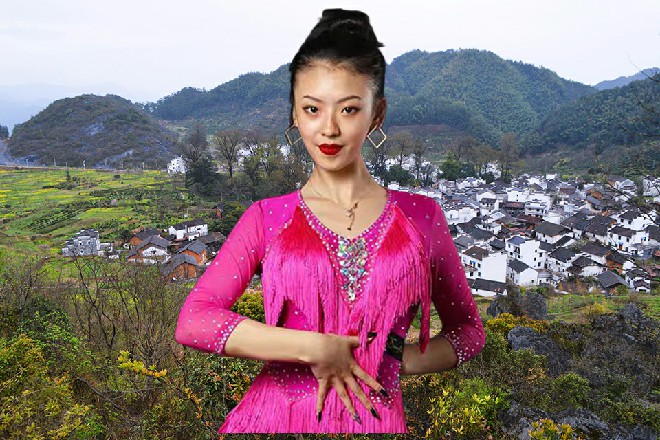 而诺曦S抱着胳膊，站在那里，身后还是那敞开的城门