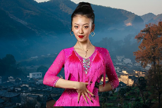 冷美女手中长剑划过一道银光，那玄金锁直接被斩成了两段