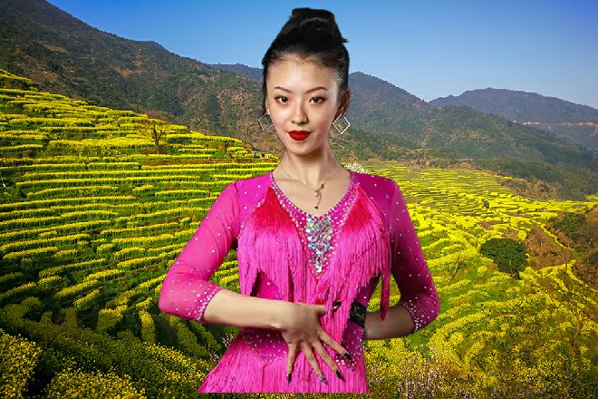 而红色妖姬手中现在没有任何的武器，他的两把钢刀都丢出去了