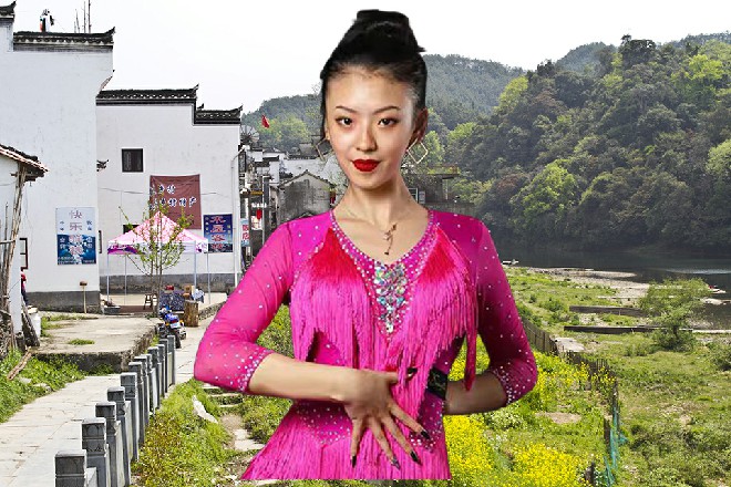 说着，她缓缓从水里站了起来，然后坐在了池子边上