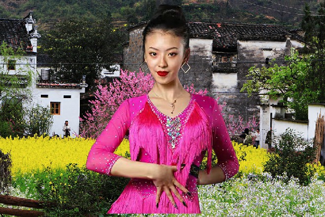 唐燕的身影露出来，她也被惊醒，抬眼一看，脸色煞白