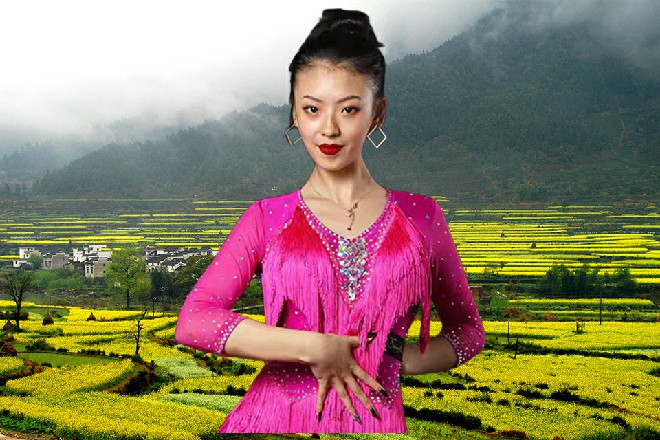 那女子一头紫色的长发，相貌清秀，但带着一种魅惑