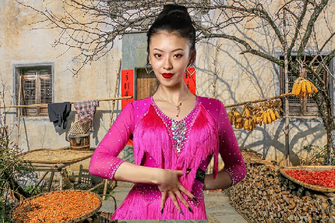 而哈比已经猛然蹿了过来，然后一拳狠狠向着苏曼s打了过去