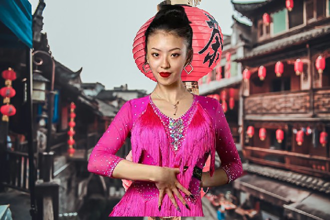 而旁边一个英国的小伙子忽然伸出手来，握住了若依的手