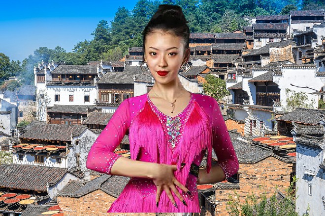 但她的鞋尖飞出一把尖刀来，对着廖婧涵的喉咙就刺了过去