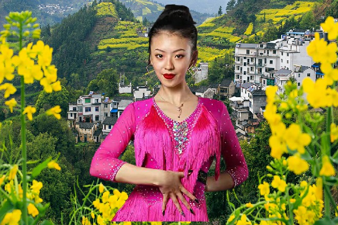 容小薰冲着伊轩挤了挤眼睛，还真把那个讨厌鬼气跑了