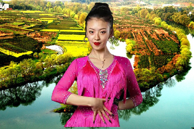 她抱着沙发垫子，脑袋靠在上面，发丝垂了下来，散落在身前