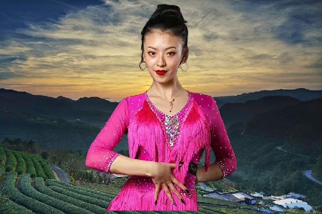 一团黑色的圆球再次出现在红色妖姬面前，静静地漂浮在那里