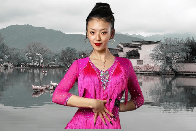 那山头上掀起了黑烟，若依拍拍手说道：行了，进去吧