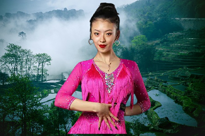 此时艾伦右手举着盾牌，横在身前，挡住了二人的身躯