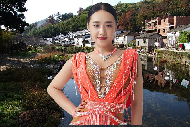 一开始只有一两个人再喊，到最后，几乎所有人都在喊