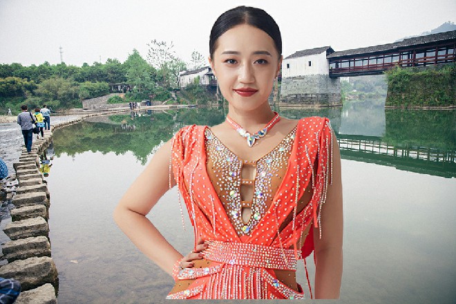 黑衣人飞了很久，也没能摆脱若依，他顿时有些急躁起来