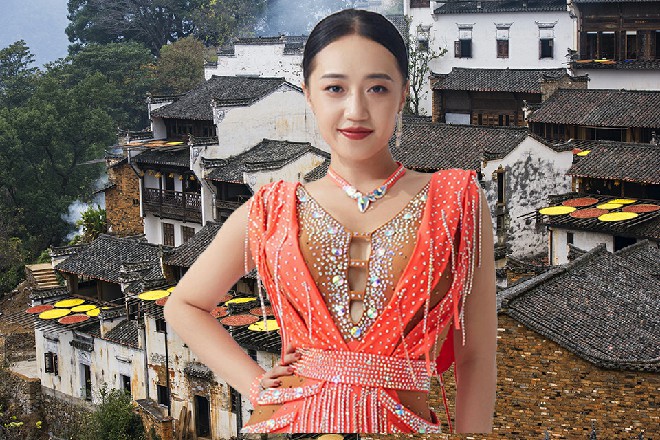 侍女立刻伸出双手，左右开弓，不断抽着自己的嘴巴