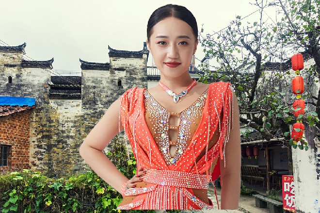强森亲自坐在了驾驶席，伊轩很自觉地坐在了他的旁边
