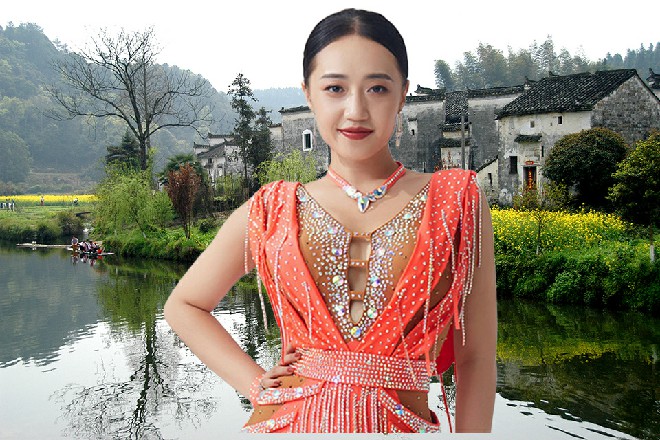 红色妖姬站在体育馆的后面，坐在台阶上面，一边抽烟一边说道