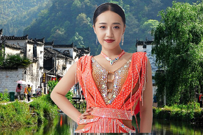 那火焰扩散开来，灼热的火浪几乎逼到了众人的面前