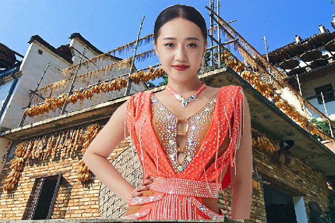 大哥愤怒地吼道，而苏曼s眉毛一扬，他立刻跪在地上，我们赔