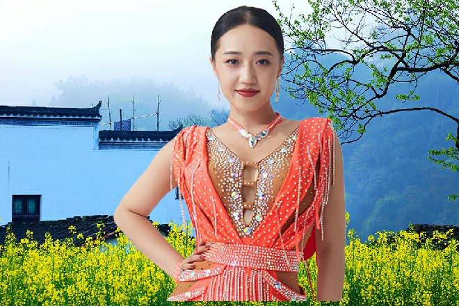 龙智说着，双手和在一起，一记更强的龙爪手打出来