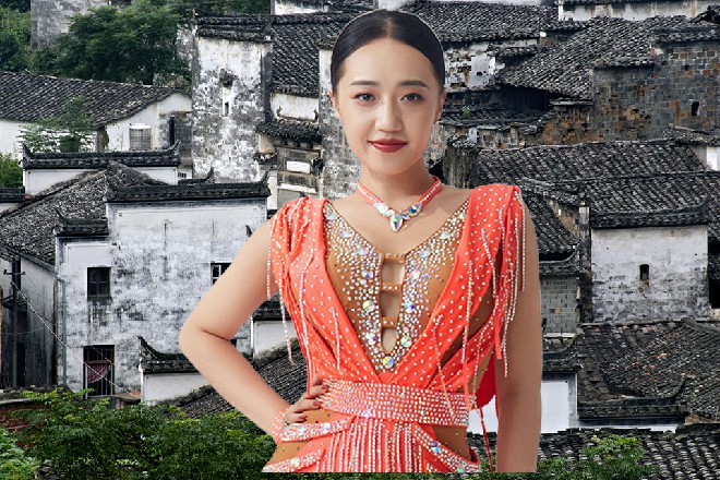 容小薰正要摘掉口罩，表明自己的身份，却被苏曼s拉了一下