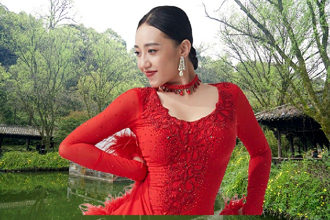 黑无常伸手拉住另外一条船，跳了上去，看着面前的若依