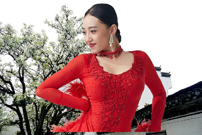 红色妖姬沉默了，尼玛，自己好像遇到了一个腹黑总裁未婚妻了