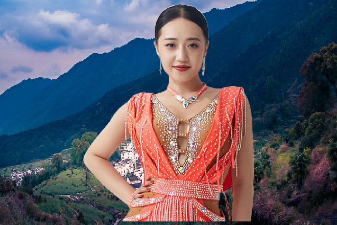 美女眼睛紧紧盯着这个漂亮女人，心说哪里杀出个程咬金