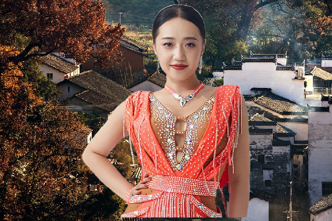 说着，她缓缓从水里站了起来，然后坐在了池子边上