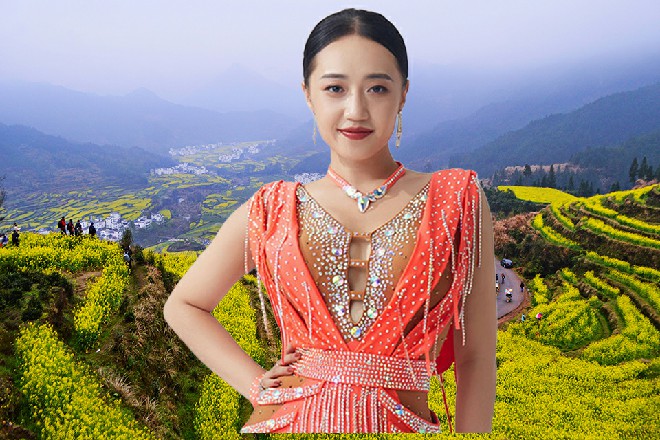 他抽出一根迷魂香，轻轻点燃，然后顺着门缝丢了进去
