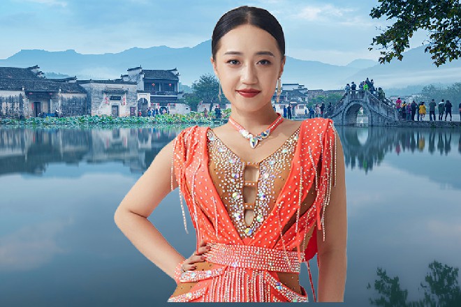 伊轩笑了，身体忽然带着一股气流，直接掠向了那厢房