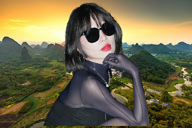 这大鸟还没来得及哀嚎一声，立刻重重地砸在了苏曼s的身前