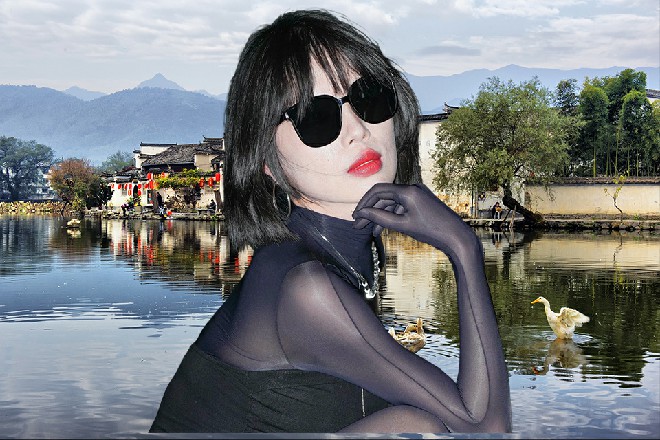 若依一巴掌拍在王玥的翘臀上面，别说，这手感还挺不错