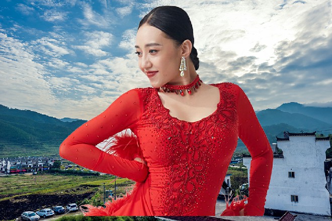 而就在这时候，若依忽然抬起头来，眼神中闪过一丝欣喜