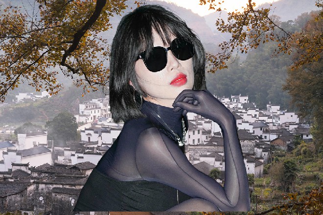 红色妖姬腼腆地一笑，不用因为我现在是你主人，就这么赞美我