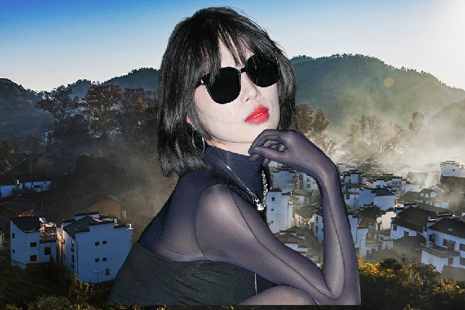 朱雀忍住惊讶，双刀连连出击，打在苏曼s凝聚出来的手掌上