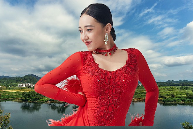 胖长老狠狠瞪了鲁娜一眼，她哥哥鲁克也赶忙把她拉了回来