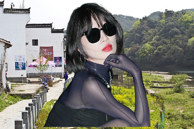若依一回头，发现那金发美女坐在山坡上的一刻苍松上面