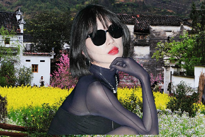 风花影带着红色妖姬下了楼，忽然想起了什么，问道：你有车么