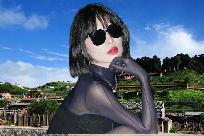 他吐出一口鲜血，伸手在自己腹部戳了几下，截住血脉