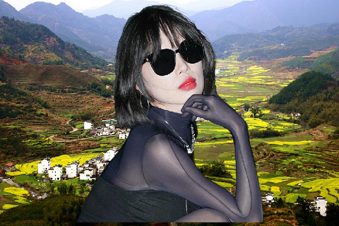 就在这时候，一条金色的长龙在乌云中若隐若现，众人大惊