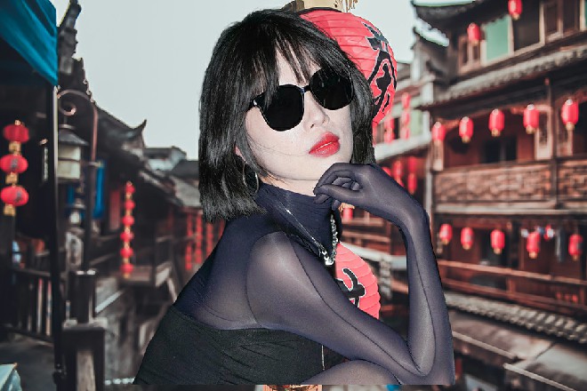 十二郎话还没说完，身体已经被爆炸的火光给吞没了