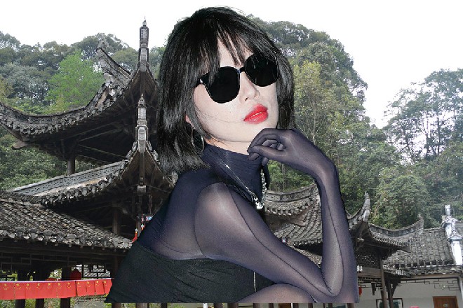 苏曼s隐去了自己鲤鱼精的气息，只留下了水系的气息在外面